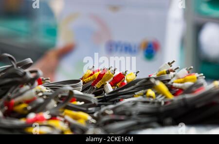 RCA-Standard-Audio- und -Videokabel in einer elektronischen Produktionsanlage. Geringe Schärfentiefe. Nahaufnahme. Stockfoto