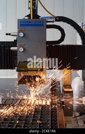 Moderne Laser-Präzisions-CNC-Schneidemaschine. Stockfoto