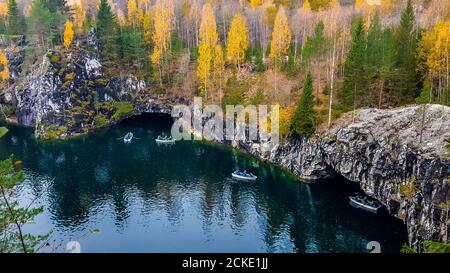 Marmorbruch im Bergpark 'Ruskeala' im Herbst. Republik Karelien. Russland Stockfoto