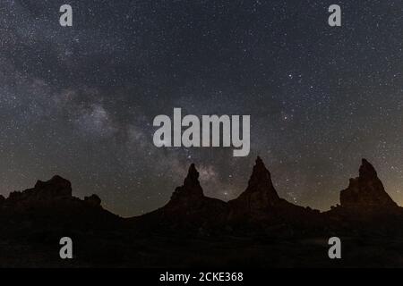 Schöne Aussicht auf Trona Pinnacles in Kalifornien gegen den Sternenhimmel Nachthimmel Stockfoto