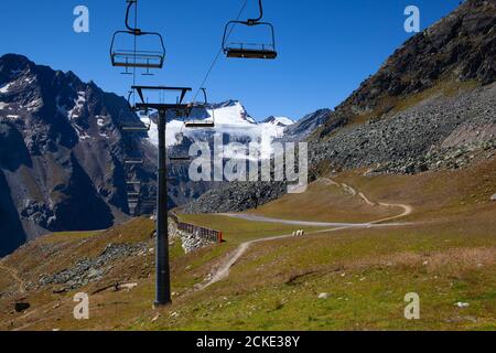 Der Tiefenbachgletscher bei Sölden in den Ötztal Alpen in Tirol, Österreich. Im Winter ist der Gletscher mit der Seilbahn und von sp Stockfoto