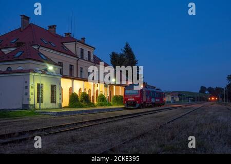 Historischer Bahnhof an der polnisch-slowakischen Grenze in der Nähe des Łupków-Passes im Bieszczady-Gebirge. Ostkarpaten, Polen. Stockfoto