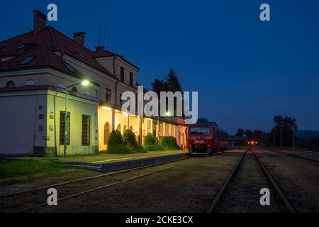 Historischer Bahnhof an der polnisch-slowakischen Grenze in der Nähe des Łupków-Passes im Bieszczady-Gebirge. Ostkarpaten, Polen. Stockfoto