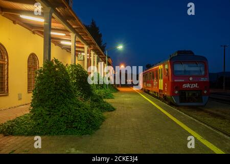 Historischer Bahnhof an der polnisch-slowakischen Grenze in der Nähe des Łupków-Passes im Bieszczady-Gebirge. Ostkarpaten, Polen. Stockfoto