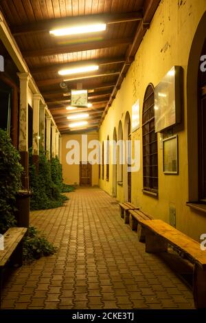 Historischer Bahnhof an der polnisch-slowakischen Grenze in der Nähe des Łupków-Passes im Bieszczady-Gebirge. Ostkarpaten, Polen. Stockfoto