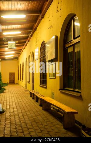 Historischer Bahnhof an der polnisch-slowakischen Grenze in der Nähe des Łupków-Passes im Bieszczady-Gebirge. Ostkarpaten, Polen. Stockfoto