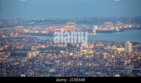 Blick auf ein Pegasus Airlines Flugzeug, das am Flughafen Sabiha Gokcen über Pendik und Tuzla Shipyard landet. Stockfoto