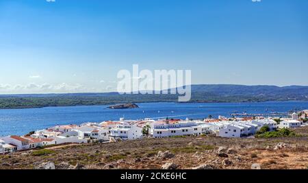 Fornells Dorf und Isla de Ses Sargantes - Menorca, Balearen, Spanien Stockfoto