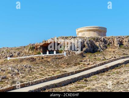 Ermita de Lourdes und Fornells Wehrturm auf Menorca Stockfoto