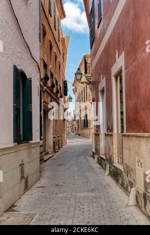 Schmale Straße in Ciutadella mit alten Häusern - Menorca, Spanien Stockfoto