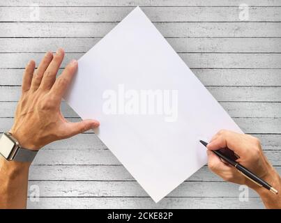 Geschäftsmann männlich schreibt einen Brief an Holzschreibtisch Stockfoto