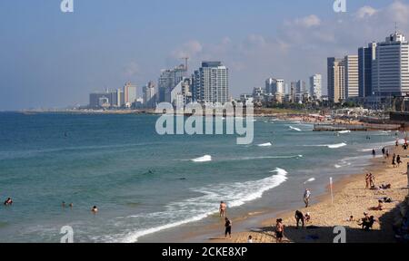 Skyline von Tel Aviv mit Stadtstränden entlang. Das Foto aus Jaffa. Im Vordergrund einer der Strände mit Menschen, die das Meer genießen. Stockfoto