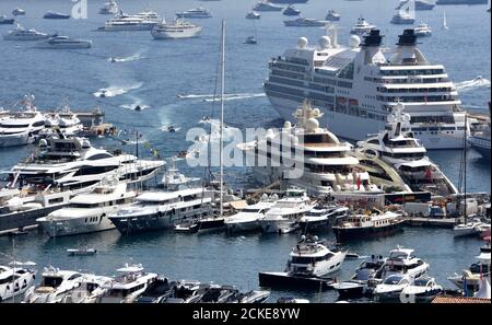 Viele Yachten verschiedener Größen in Monte Carlo während des Formel 1-Rennens am letzten Wochenende im Mai 2018. Der Circuit besteht aus den Straßen der Stadt. Stockfoto