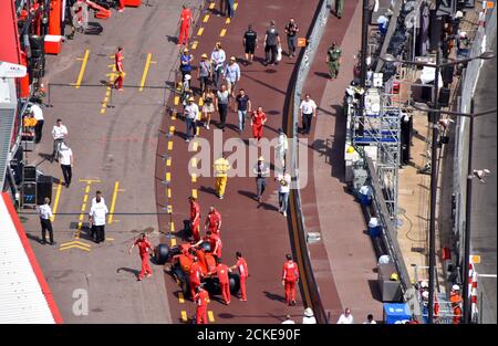 Blick vom Prinzenpalast auf Formelboxen vor Rennbeginn Monaco Grand Prix mit Ferrari-Monopost, der von mehreren Mechanikern kontrolliert wird. Stockfoto