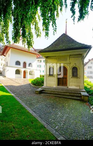 Die Heilig-kreuz Kapelle und Kerchel dienen der Gemeinde Schwyz seit 1977 als Totenkapelle, in der die Verstorbenen angelegt sind Stockfoto