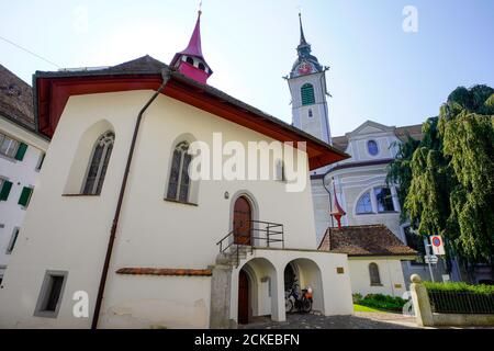 Die Kerchel dient der Gemeinde Schwyz seit 1977 als Totenkapelle, in der die Verstorbenen für einige Tage verlegt werden. Katholische Pfarrkirche o Stockfoto