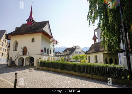 Die Kerchel dient der Gemeinde Schwyz seit 1977 als Totenkapelle, in der die Verstorbenen für einige Tage verlegt werden. Katholische Pfarrkirche o Stockfoto