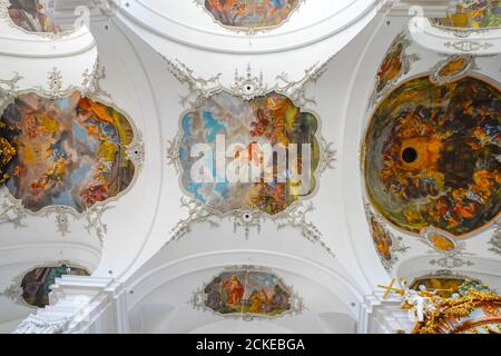 Mittelschiff Decken Gemälde in der katholischen Pfarrkirche St. Martin in Schwyz. Die Hauptstadt des Kantons Schwyz, Schweiz. Stockfoto