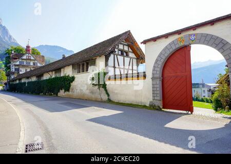 Straßenansicht des Landgutes Ital Reding in Schwyz, der Hauptstadt des Kantons Schwyz in der Schweiz. Stockfoto