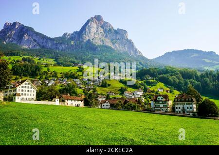 Panoramablick auf die Altstadt von Schwyz.die Hauptstadt des Kantons Schwyz in der Schweiz. Die Bundescharta von 1291 oder Bundesbrief, die Charta, dass Vorabend Stockfoto