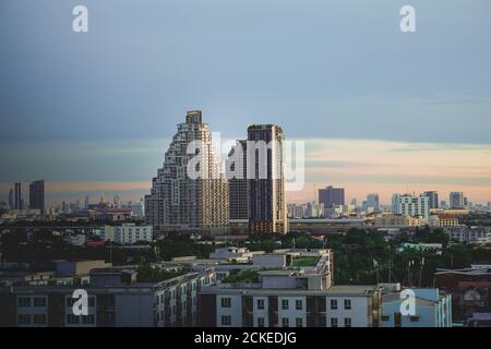 Gebäude und Blick auf den Sonnenuntergang in der Innenstadt Stockfoto