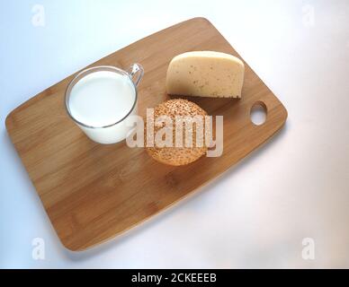 Käse, Brot und Milch Stockfoto