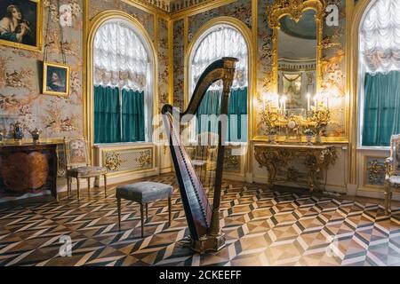 Saal im Peterhof Palast mit Harfe in der Mitte des Raumes in Sankt Petersburg, Russland Stockfoto