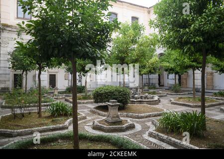 Ein Kreuzgang in der Certosa di Padula bekannt als Kartause Padula ist ein Kloster in der Provinz Salerno in Kampanien, Italien. Stockfoto