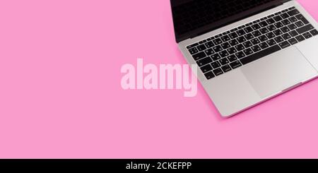 Großer Blick auf den farbigen Schreibtisch im Büro mit Kopierbereich Tisch mit Laptop und Zubehör Draufsicht Stockfoto