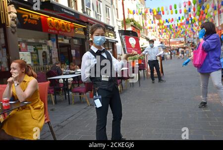 London, England, Großbritannien. Chinesisches Restaurant in der Gerrard Street, Chinatown, bietet Rabatte während der COVID Pandemie, September 2020 Stockfoto