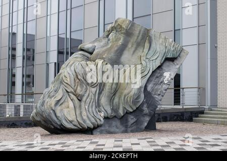 Salford University, Greater Manchester, Großbritannien. Statue von Frederich Engels, Philosoph auf dem Hauptuniversitätscampus. Stockfoto