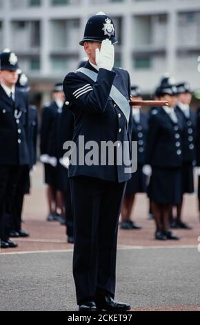 Ein Instruktor für Drill Saregeant bei einer Passierparade im Metrpolitan Police Training Center in Hendon, Nord-West London für neu qualifizierte Offiziere. 27. März 1992. Foto: Neil Turner Stockfoto