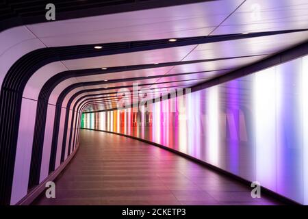 Keine Menschen in leer ein Pancras Platz zum King's Cross St Pancras U-Bahn Station beleuchtet bunten Lichttunnel in London Vereinigtes Königreich Stockfoto