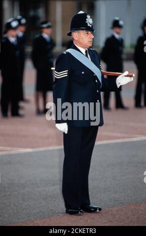 Ein Instruktor für Drill Saregeant bei einer Passierparade im Metrpolitan Police Training Center in Hendon, Nord-West London für neu qualifizierte Offiziere. 27. März 1992. Foto: Neil Turner Stockfoto