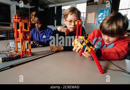 Grundschüler mit einer frühen Version von Lego Teknik an der John Betts School in Hammersmith, West London. 05. Februar 1993. Foto: Neil Turner Stockfoto