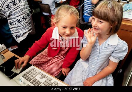 Grundschüler mit einem vernetzten Computer an der St John’s Primary School in Fareham, Hampshire. 16. Juli 1993. Foto: Neil Turner Stockfoto