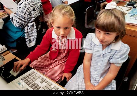 Grundschüler mit einem vernetzten Computer an der St John’s Primary School in Fareham, Hampshire. 16. Juli 1993. Foto: Neil Turner Stockfoto