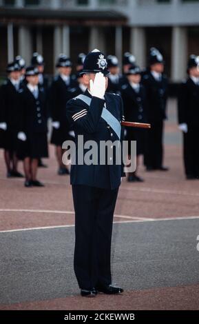 Ein Instruktor für Drill Saregeant bei einer Passierparade im Metrpolitan Police Training Center in Hendon, Nord-West London für neu qualifizierte Offiziere. 27. März 1992. Foto: Neil Turner Stockfoto