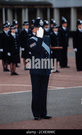 Ein Instruktor für Drill Saregeant bei einer Passierparade im Metrpolitan Police Training Center in Hendon, Nord-West London für neu qualifizierte Offiziere. 27. März 1992. Foto: Neil Turner Stockfoto