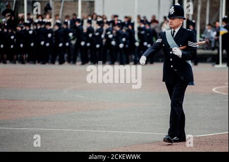 Ein Instruktor für Drill Saregeant bei einer Passierparade im Metrpolitan Police Training Center in Hendon, Nord-West London für neu qualifizierte Offiziere. 27. März 1992. Foto: Neil Turner Stockfoto