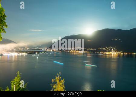 Nautische Schiff Fahren bei Nacht in langen Belichtung auf alpinen See mit Berg- und Mond in der Schweiz. Stockfoto