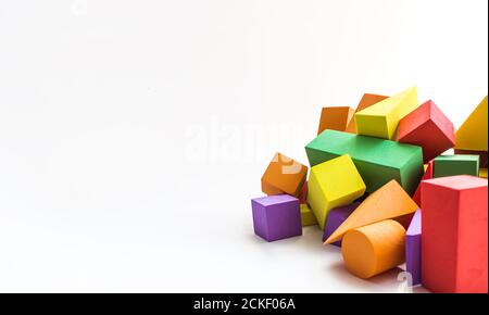 Kinderdesigner Cubes, Selective Focus. Nahaufnahme, Haus, Kinderspiel, Kinderspielzeug Stockfoto