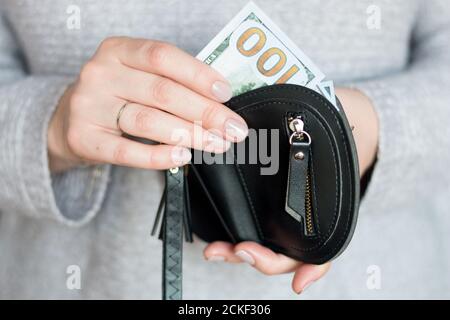 Hände mit hundert Dollar und Brieftasche Stockfoto
