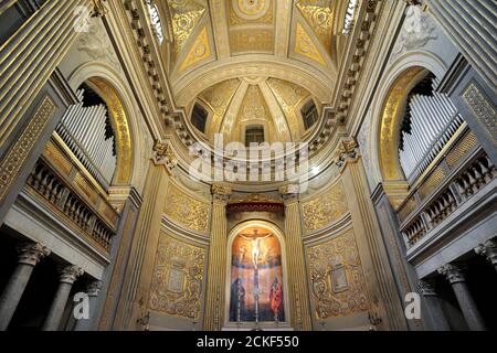 Italien, Rom, Kirche Santa Maria in Monserrato Innenraum, Apsis und Orgel Stockfoto