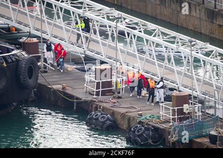 Eine Gruppe von Menschen, die als Migranten gelten, werden nach dem Überqueren des Ärmelkanals von Grenzschutzbeamten nach Dover, Kent, gebracht. Stockfoto