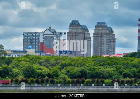 Blagoweschtschensk, Russland - 26. Jun 2020: Blick auf die chinesische Stadt Heihe vom Ufer der Stadt Blagoweschtschensk. Stockfoto