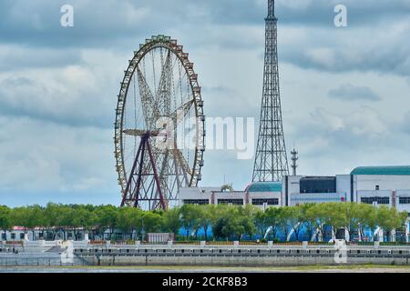 Blagoweschtschensk, Russland - 26. Jun 2020: Blick auf die chinesische Stadt Heihe vom Ufer der Stadt Blagoweschtschensk. Stockfoto