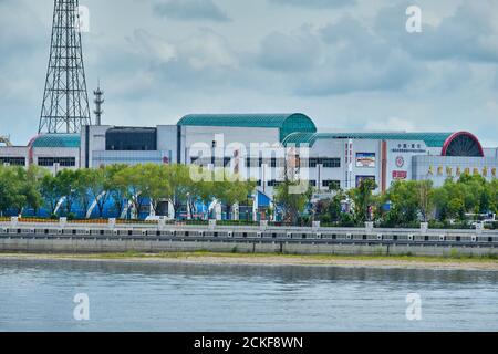 Blagoweschtschensk, Russland - 26. Jun 2020: Blick auf die chinesische Stadt Heihe vom Ufer der Stadt Blagoweschtschensk. Stockfoto