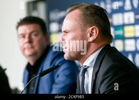 Hamburg, Deutschland. September 2020. Andy Grote (SPD, r), Hamburgs Sportsenator, und Andreas Dressel (SPD), Hamburgs Finanzsenator, kommentieren die Absichtserklärung der Stadt Hamburg, das HSV-Stadiongelände zu erwerben. Vorbehaltlich der Zustimmung der Bürger soll das Geld dafür in diesem Jahr fließen. (To dpa 'Hamburg will HSV-Stadionimmobilie für 23.5 Millionen Euro kaufen') Quelle: Markus Scholz/dpa/Alamy Live News Stockfoto