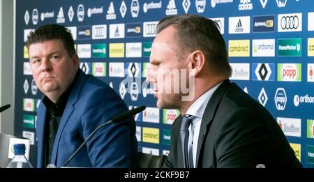 Hamburg, Deutschland. September 2020. Andy Grote (SPD, r), Hamburgs Sportsenator, und Andreas Dressel (SPD), Hamburgs Finanzsenator, kommentieren die Absichtserklärung der Stadt Hamburg, das HSV-Stadiongelände zu erwerben. Vorbehaltlich der Zustimmung der Bürger soll das Geld dafür in diesem Jahr fließen. (To dpa 'Hamburg will HSV-Stadionimmobilie für 23.5 Millionen Euro kaufen') Quelle: Markus Scholz/dpa/Alamy Live News Stockfoto